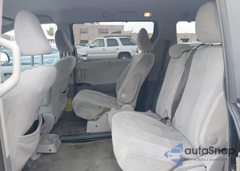 2014 Toyota Sienna Le V6 8 Passenger z USA, uszkodzony, nr VIN 5TDKK3DC7ES426068